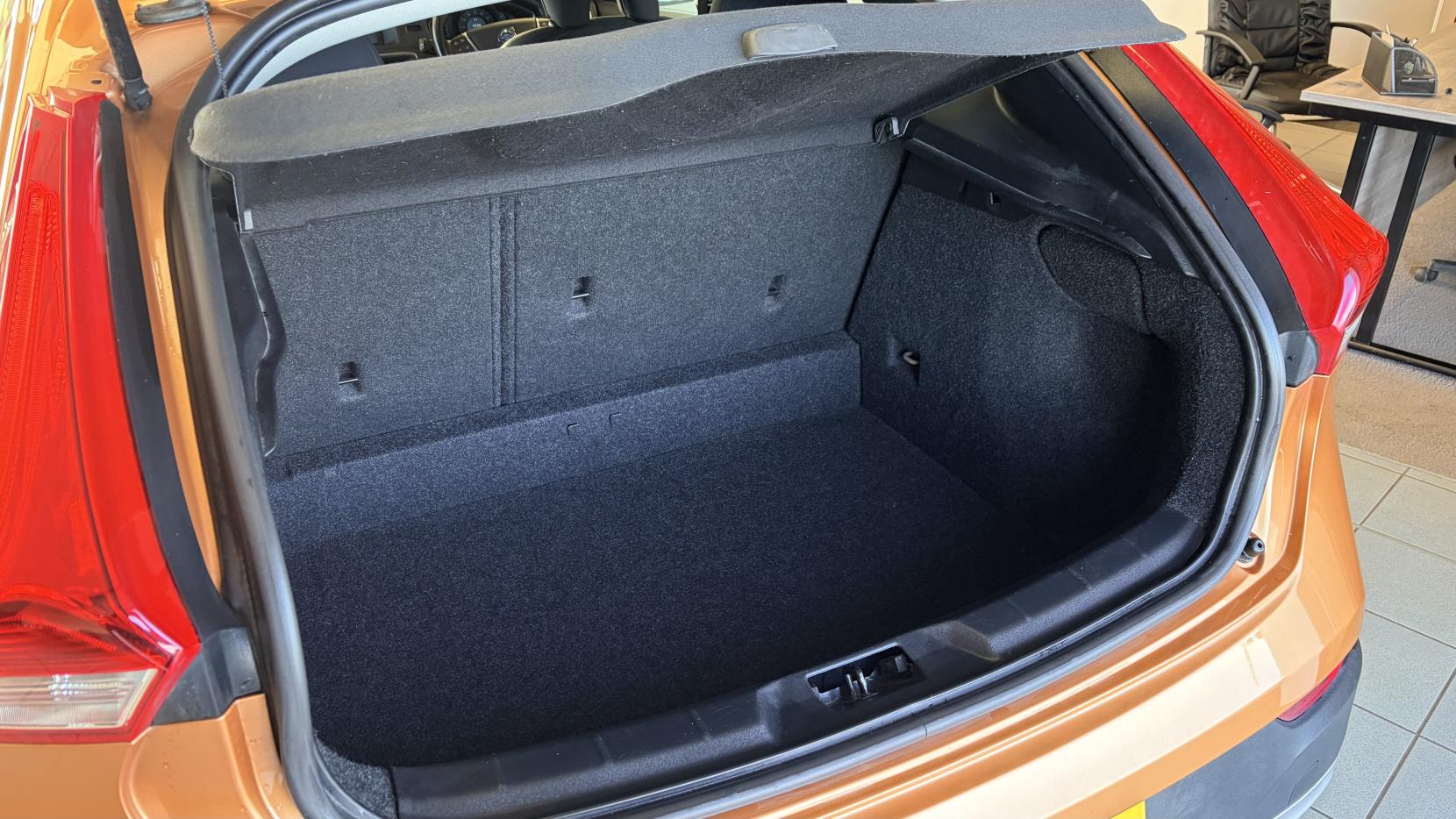 Volvo V40 Cross Country 1.6 D2 SE Hatchback 5dr Diesel Manual Euro 5 (s/s) (115 ps)