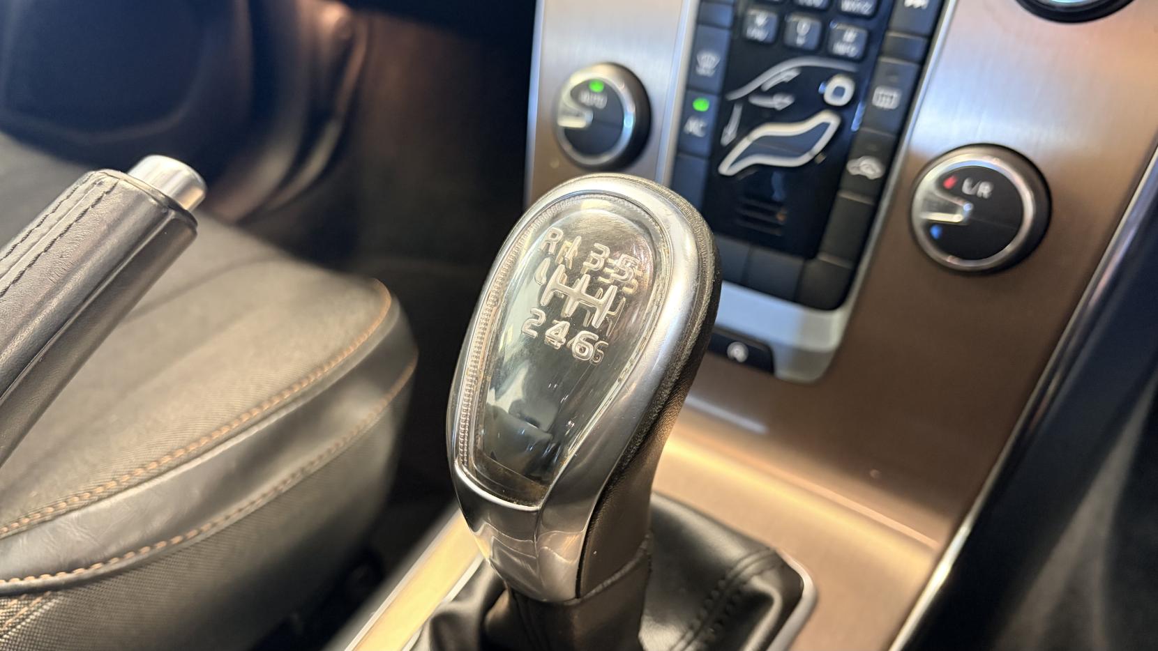 Volvo V40 Cross Country 1.6 D2 SE Hatchback 5dr Diesel Manual Euro 5 (s/s) (115 ps)