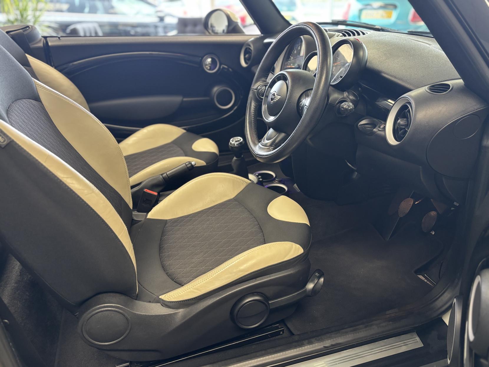 MINI Convertible 1.6 Cooper Convertible 2dr Petrol Manual Euro 6 (s/s) (122 ps)
