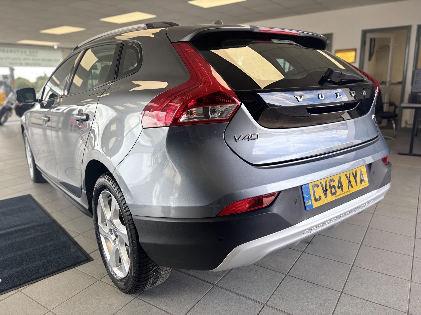 Volvo V40 Cross Country 1.6 D2 Lux Hatchback 5dr Diesel Powershift Euro 5 (s/s) (115 ps)