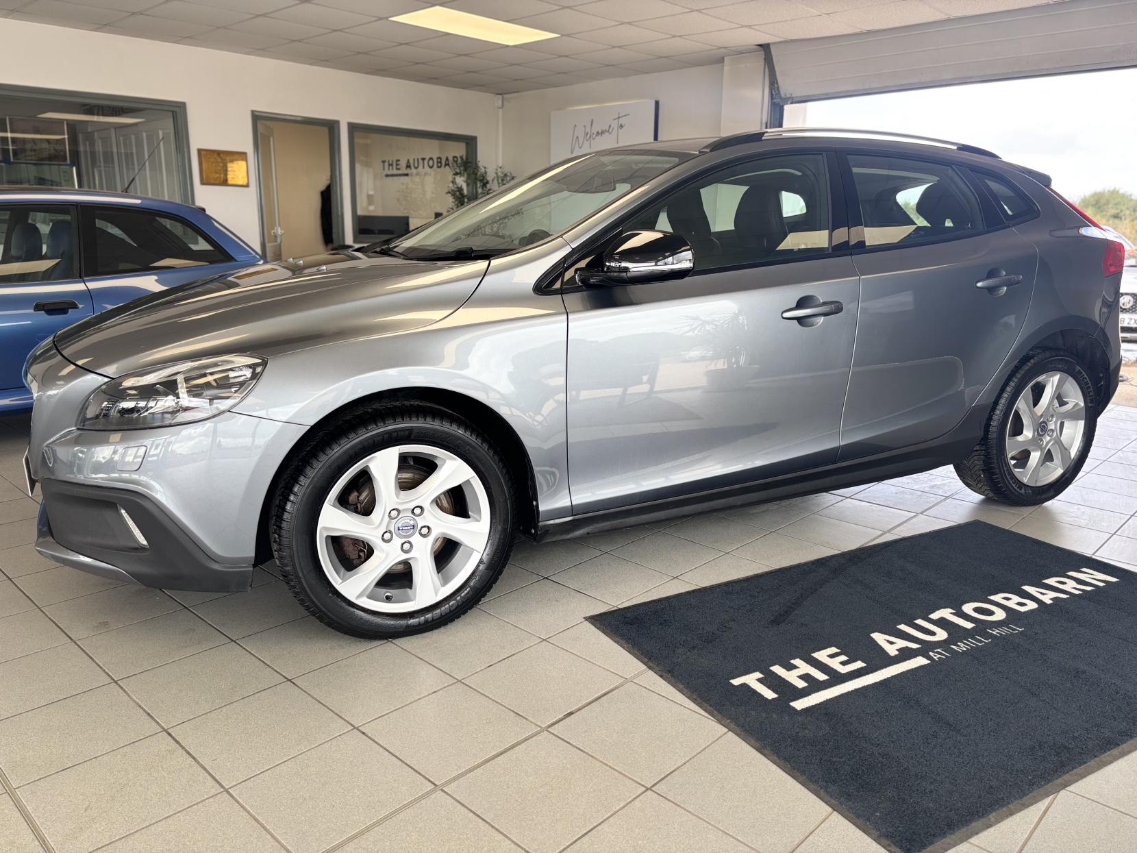 Volvo V40 Cross Country 1.6 D2 Lux Hatchback 5dr Diesel Powershift Euro 5 (s/s) (115 ps)