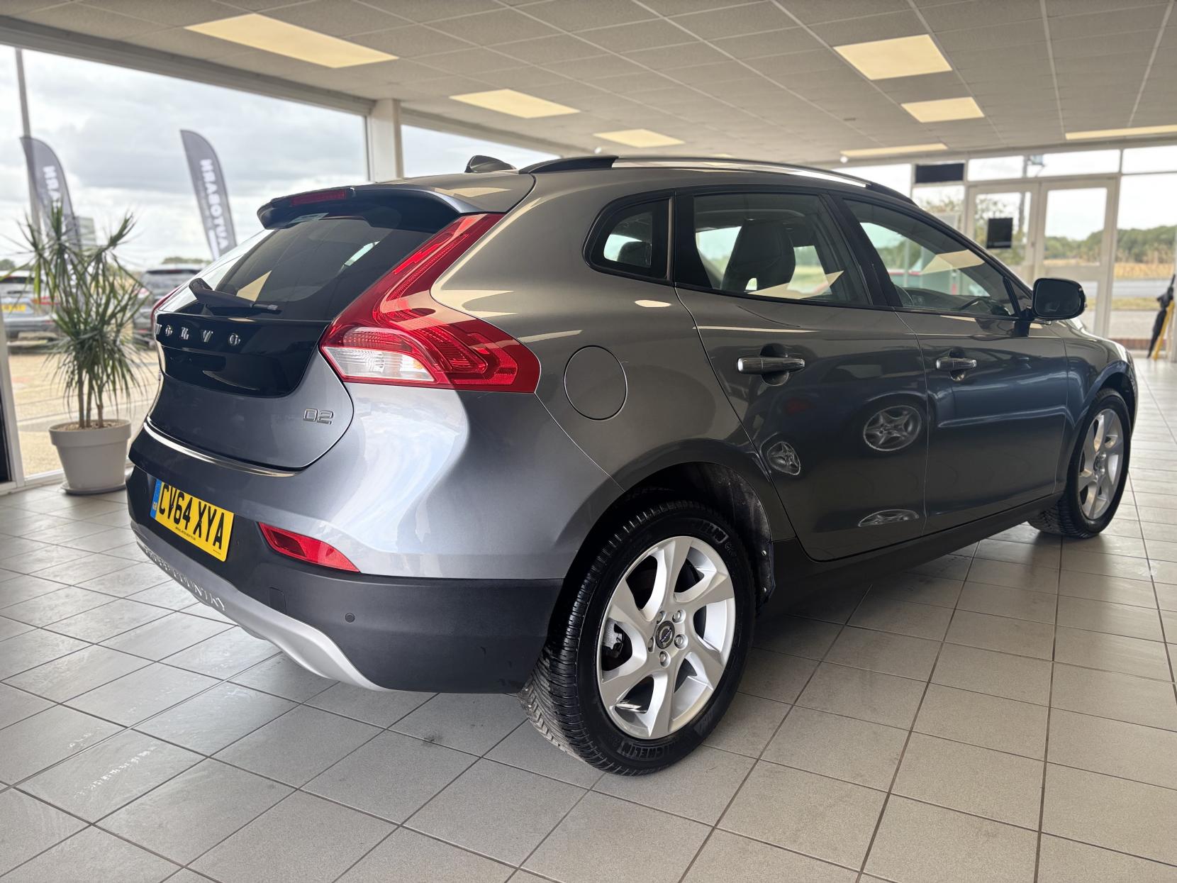 Volvo V40 Cross Country 1.6 D2 Lux Hatchback 5dr Diesel Powershift Euro 5 (s/s) (115 ps)