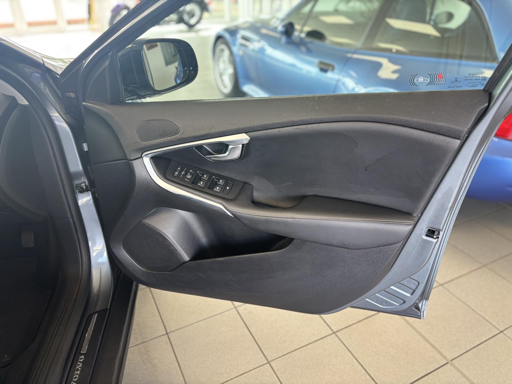 Volvo V40 Cross Country 1.6 D2 Lux Hatchback 5dr Diesel Powershift Euro 5 (s/s) (115 ps)