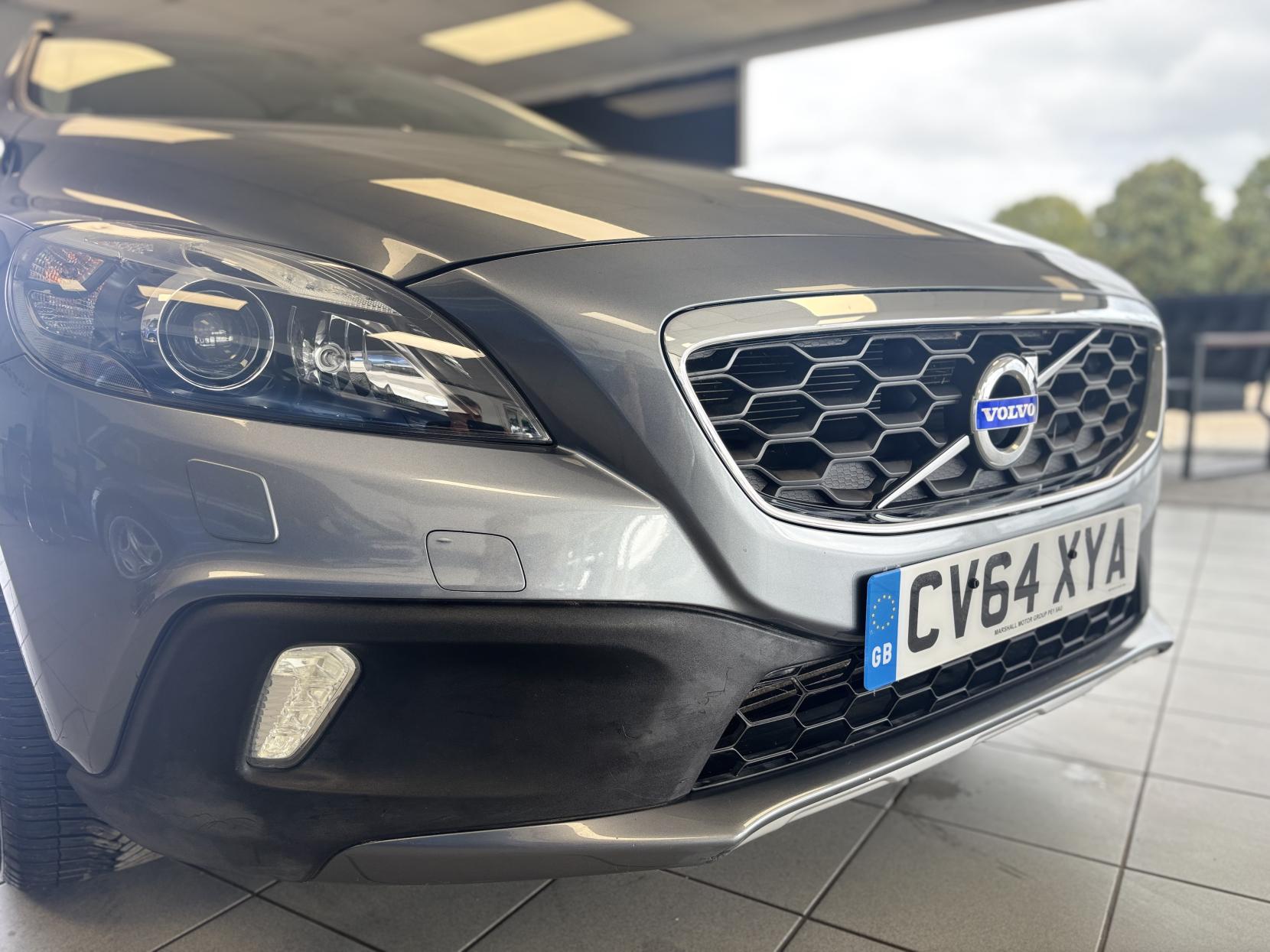 Volvo V40 Cross Country 1.6 D2 Lux Hatchback 5dr Diesel Powershift Euro 5 (s/s) (115 ps)