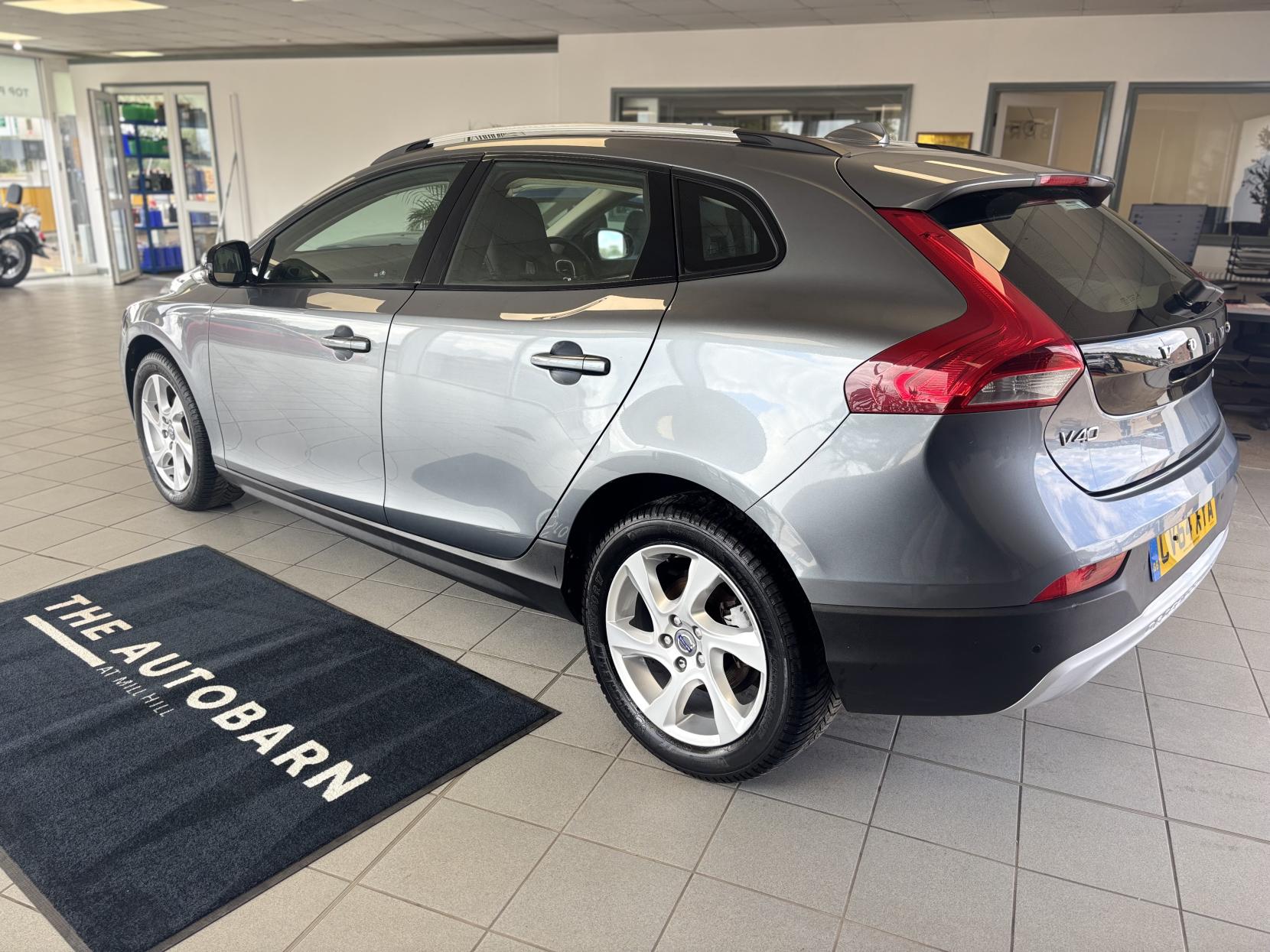 Volvo V40 Cross Country 1.6 D2 Lux Hatchback 5dr Diesel Powershift Euro 5 (s/s) (115 ps)