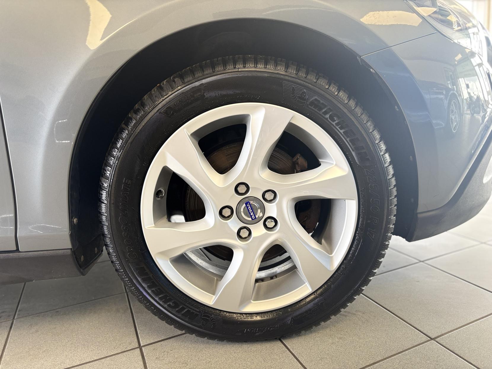 Volvo V40 Cross Country 1.6 D2 Lux Hatchback 5dr Diesel Powershift Euro 5 (s/s) (115 ps)