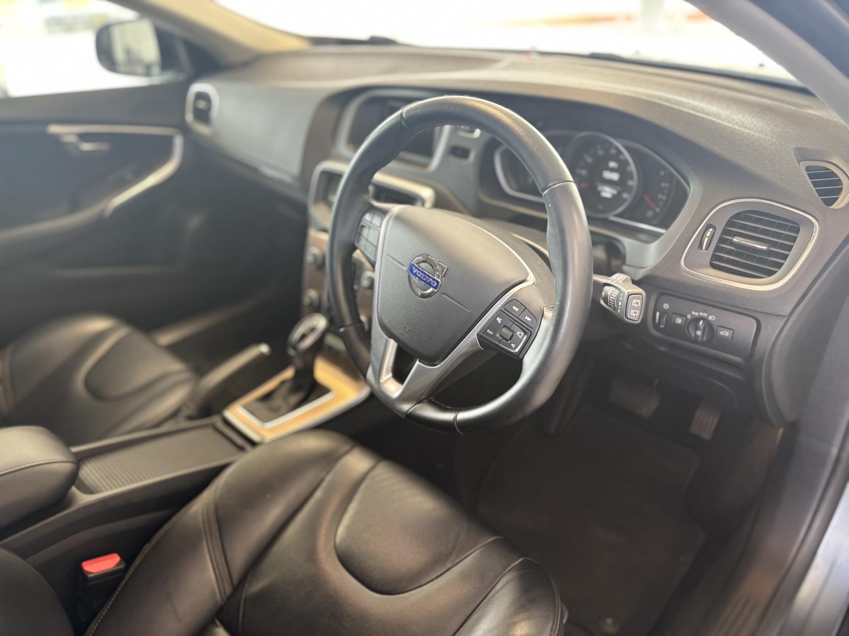Volvo V40 Cross Country 1.6 D2 Lux Hatchback 5dr Diesel Powershift Euro 5 (s/s) (115 ps)