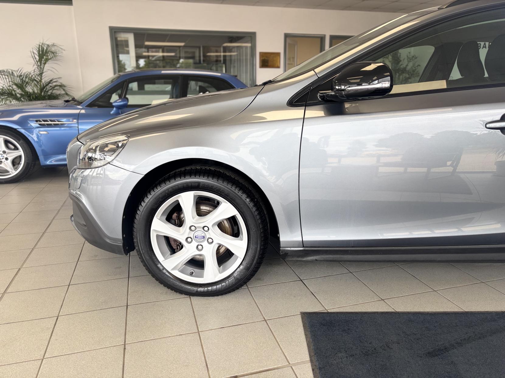 Volvo V40 Cross Country 1.6 D2 Lux Hatchback 5dr Diesel Powershift Euro 5 (s/s) (115 ps)