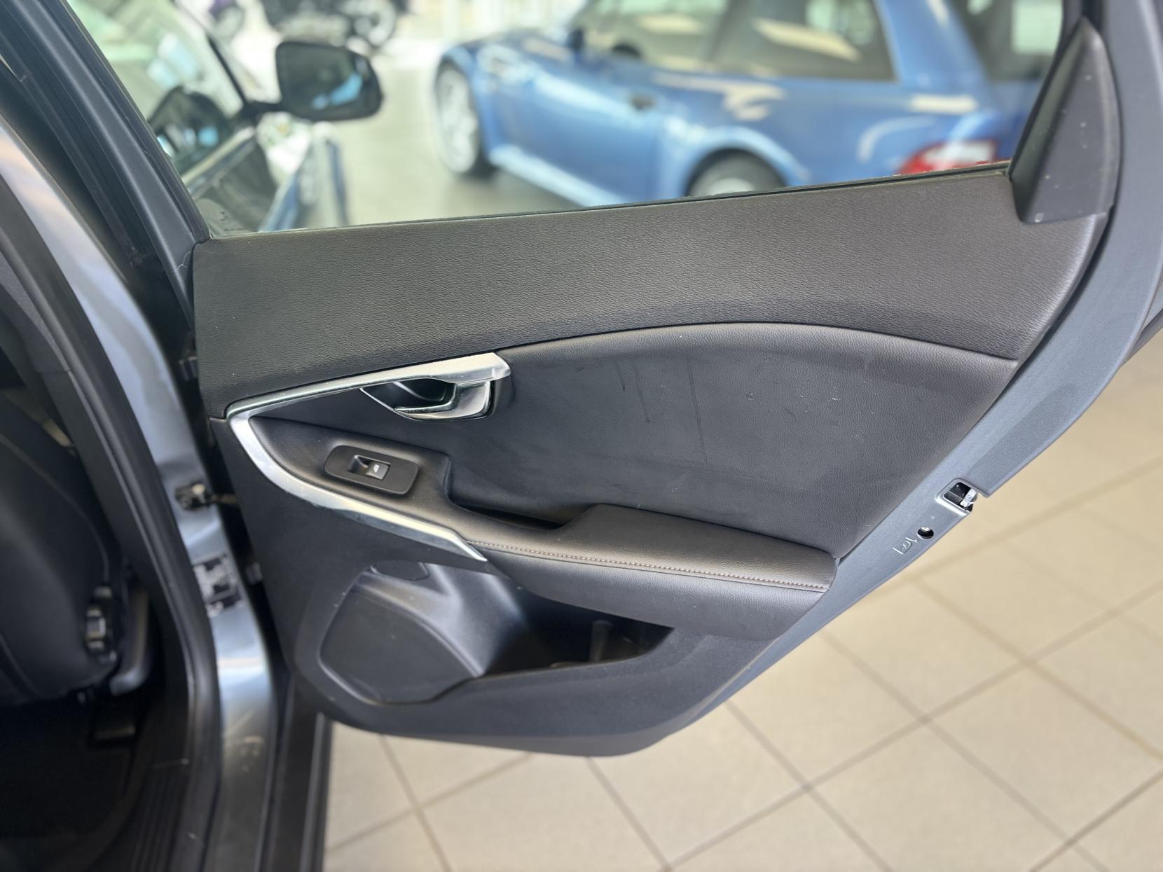 Volvo V40 Cross Country 1.6 D2 Lux Hatchback 5dr Diesel Powershift Euro 5 (s/s) (115 ps)
