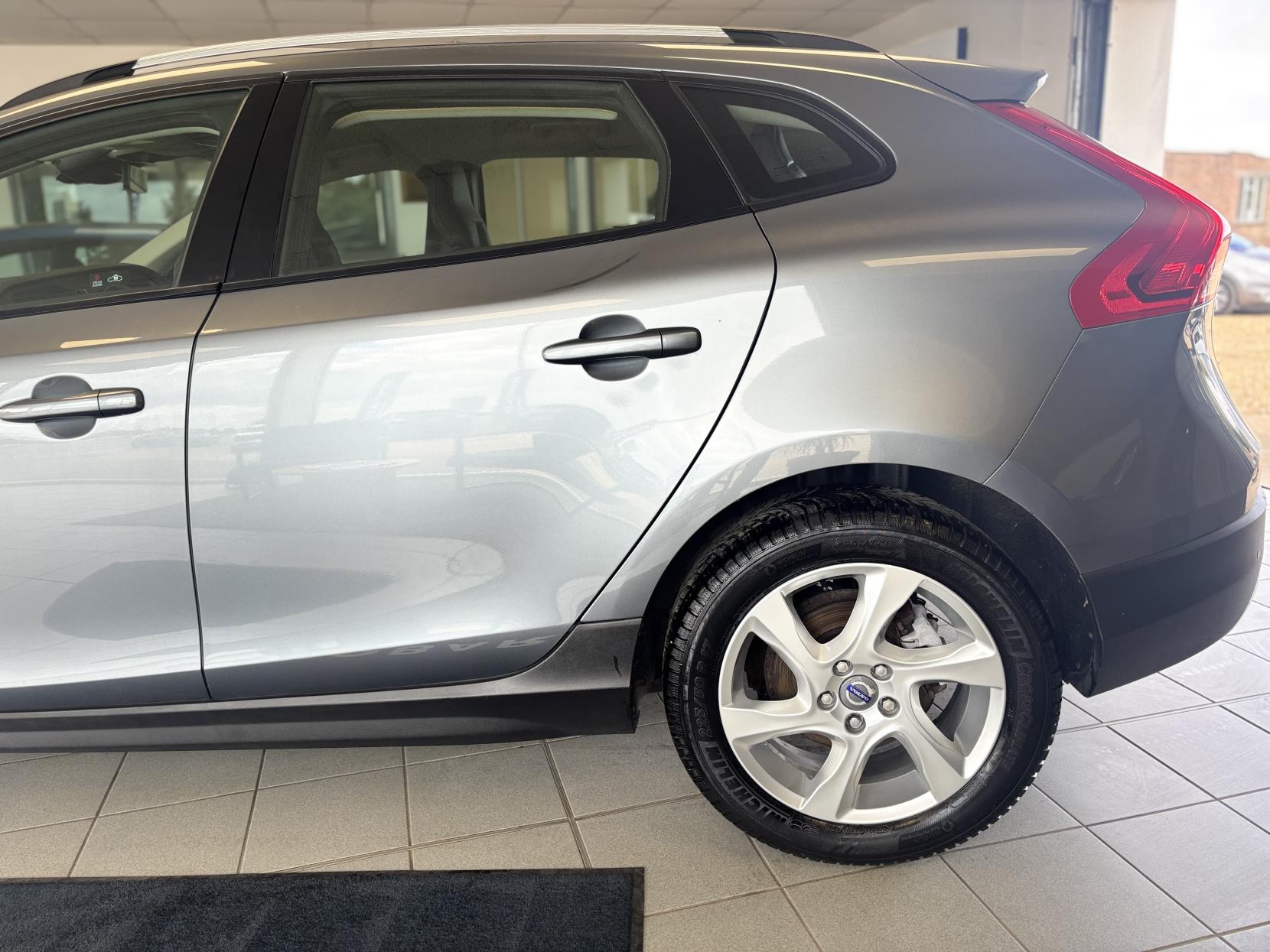 Volvo V40 Cross Country 1.6 D2 Lux Hatchback 5dr Diesel Powershift Euro 5 (s/s) (115 ps)