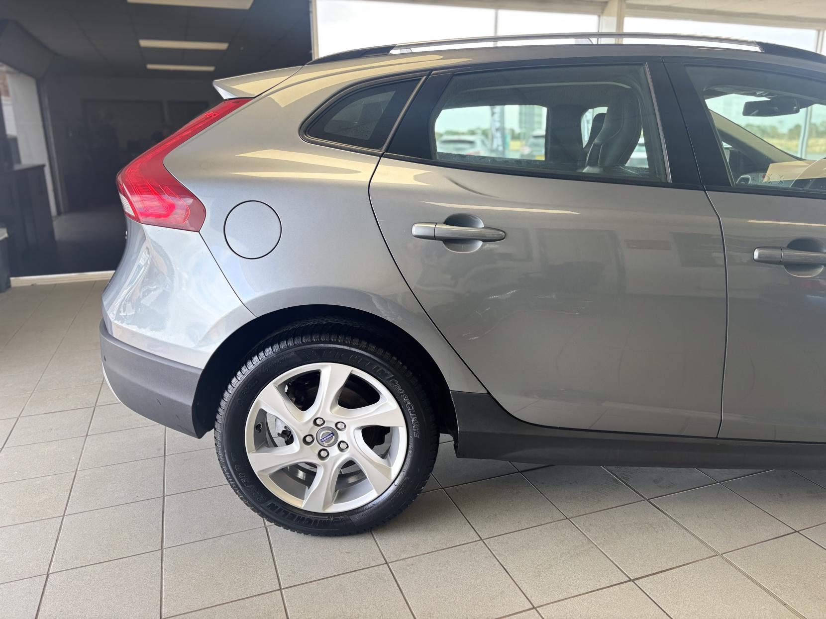 Volvo V40 Cross Country 1.6 D2 Lux Hatchback 5dr Diesel Powershift Euro 5 (s/s) (115 ps)