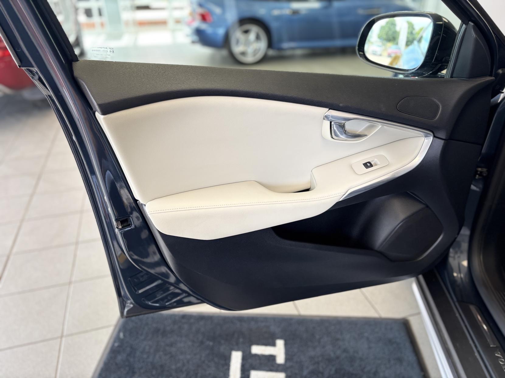 Volvo V40 Cross Country 2.0 D2 Pro Hatchback 5dr Diesel Manual Euro 6 (s/s) (120 ps)