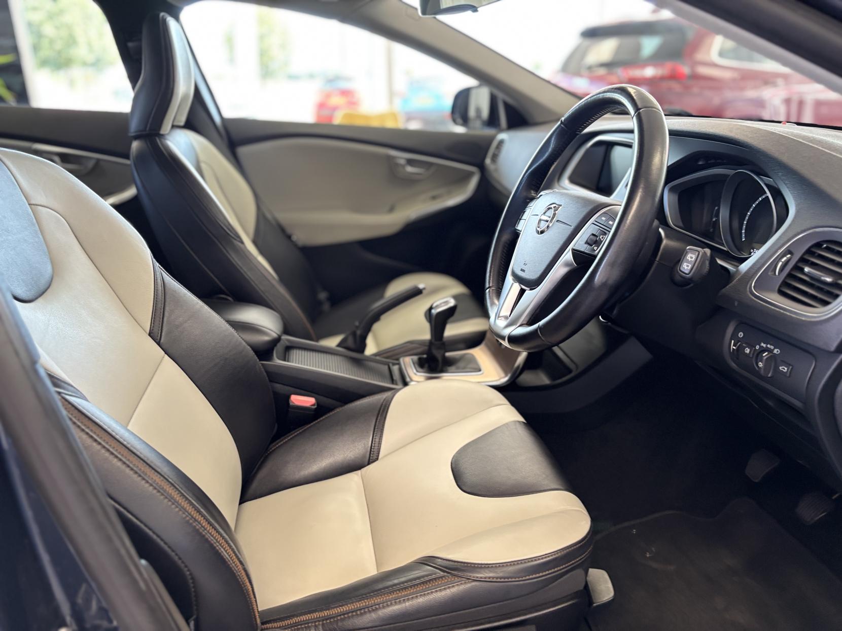 Volvo V40 Cross Country 2.0 D2 Pro Hatchback 5dr Diesel Manual Euro 6 (s/s) (120 ps)