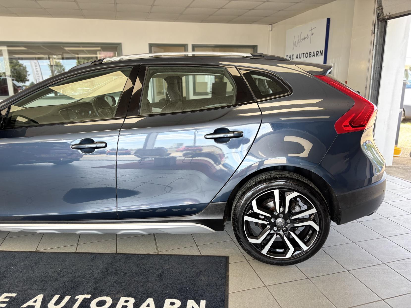 Volvo V40 Cross Country 2.0 D2 Pro Hatchback 5dr Diesel Manual Euro 6 (s/s) (120 ps)