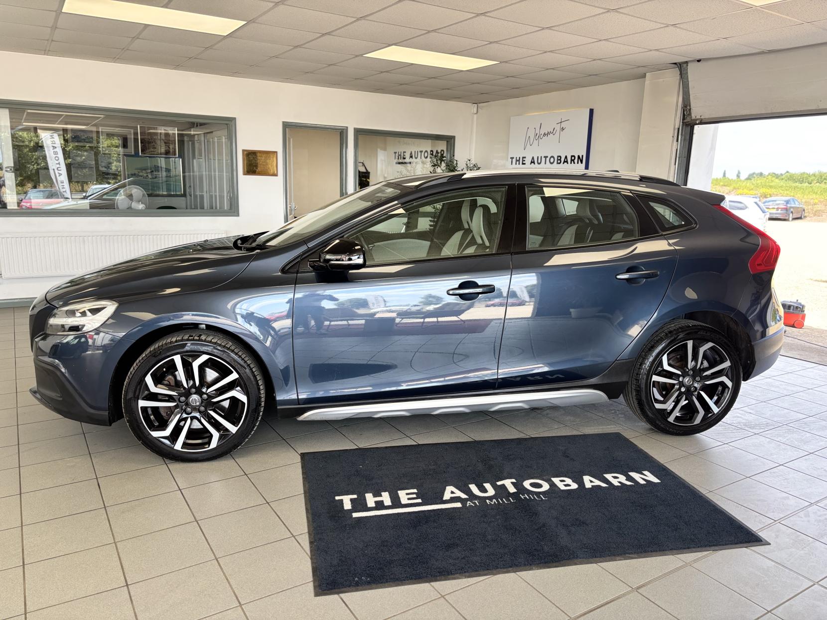 Volvo V40 Cross Country 2.0 D2 Pro Hatchback 5dr Diesel Manual Euro 6 (s/s) (120 ps)