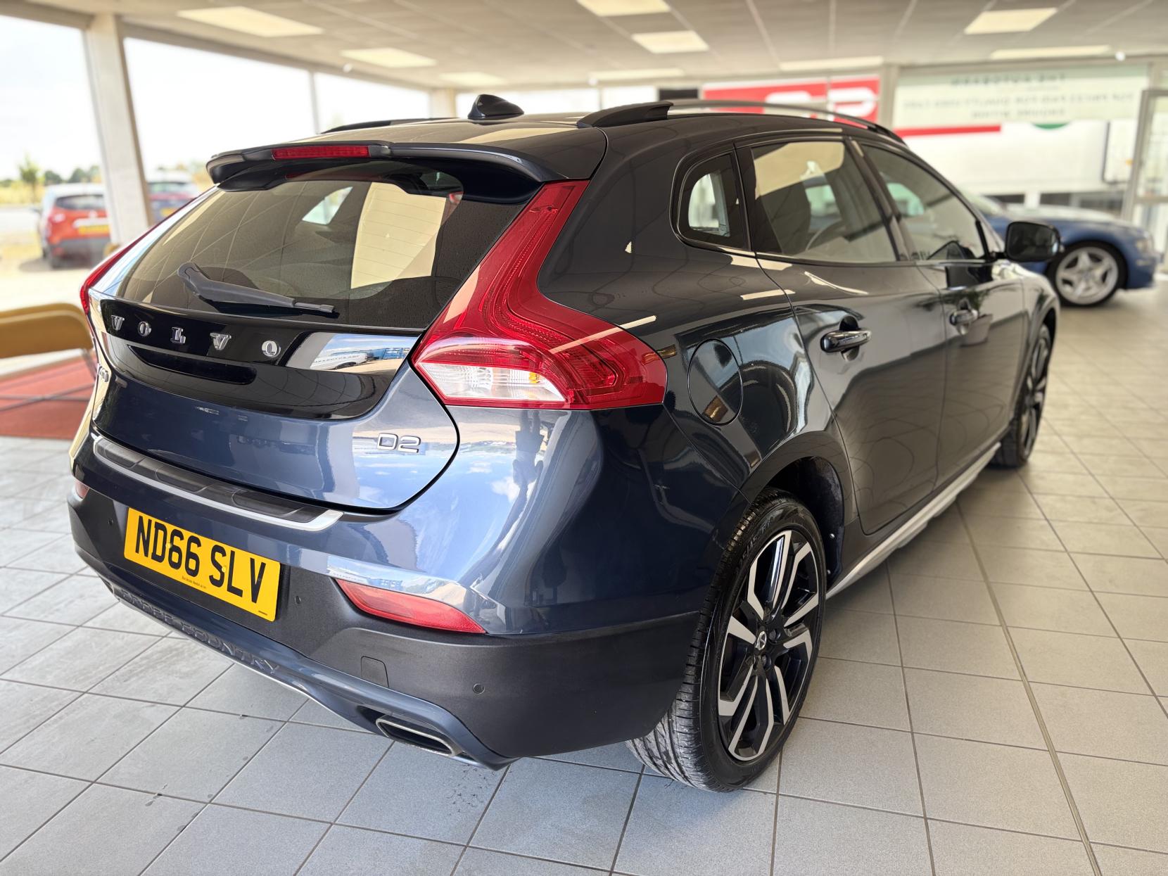 Volvo V40 Cross Country 2.0 D2 Pro Hatchback 5dr Diesel Manual Euro 6 (s/s) (120 ps)