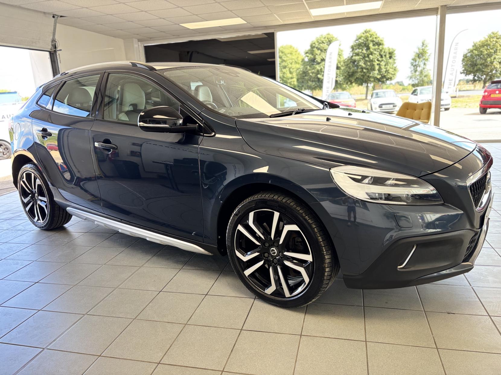 Volvo V40 Cross Country 2.0 D2 Pro Hatchback 5dr Diesel Manual Euro 6 (s/s) (120 ps)