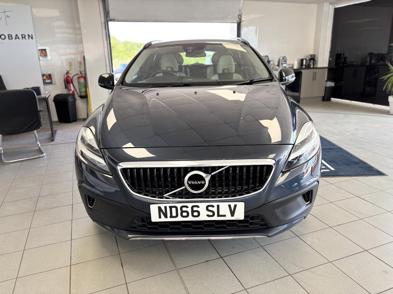 Volvo V40 Cross Country 2.0 D2 Pro Hatchback 5dr Diesel Manual Euro 6 (s/s) (120 ps)