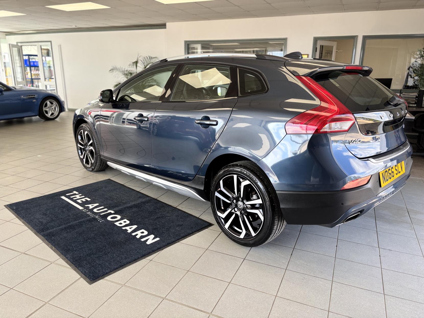 Volvo V40 Cross Country 2.0 D2 Pro Hatchback 5dr Diesel Manual Euro 6 (s/s) (120 ps)