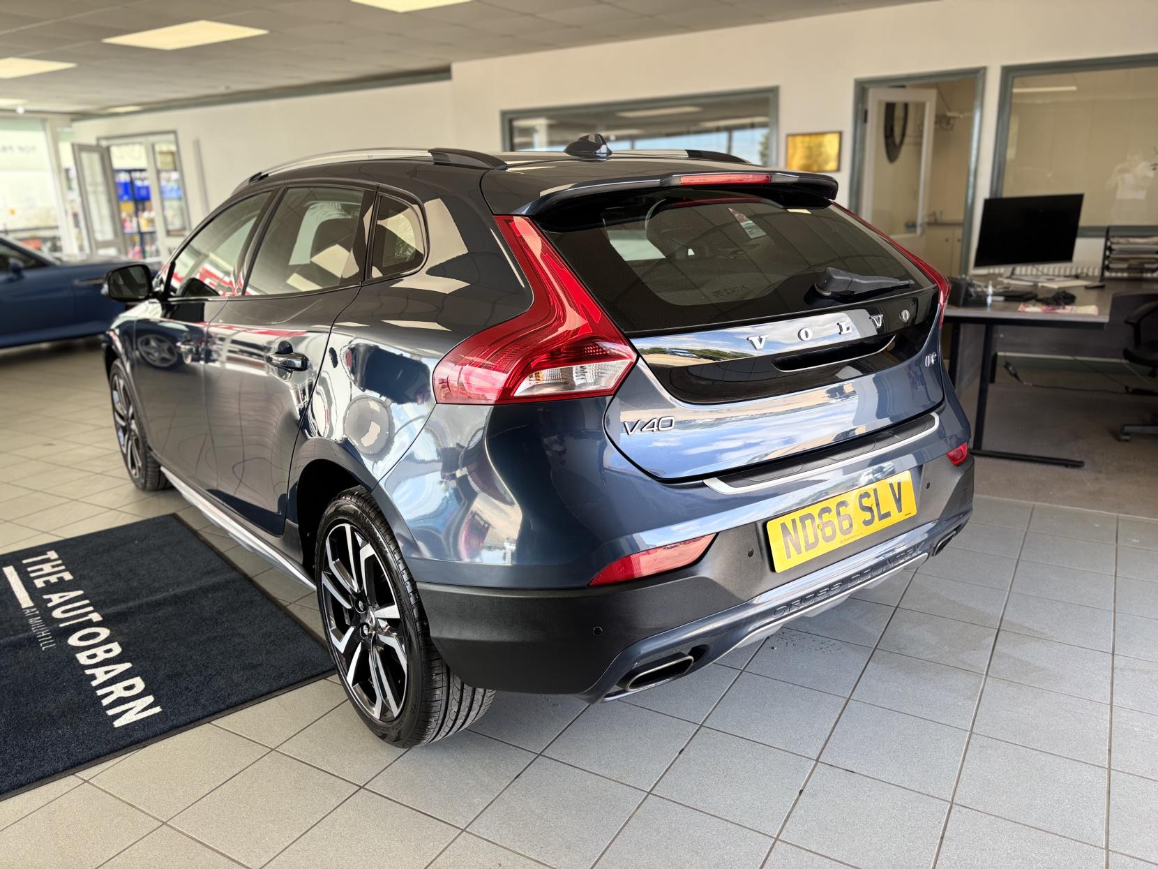 Volvo V40 Cross Country 2.0 D2 Pro Hatchback 5dr Diesel Manual Euro 6 (s/s) (120 ps)