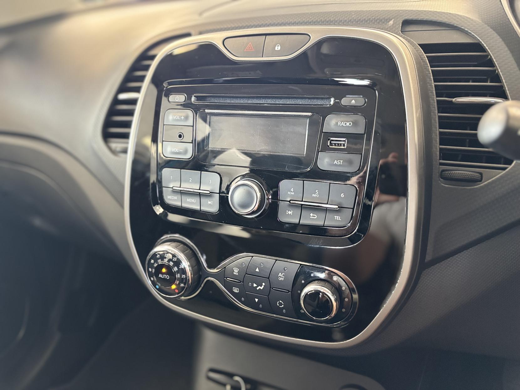 Renault Captur 0.9 TCe ENERGY Expression + SUV 5dr Petrol Manual Euro 5 (s/s) (90 ps)
