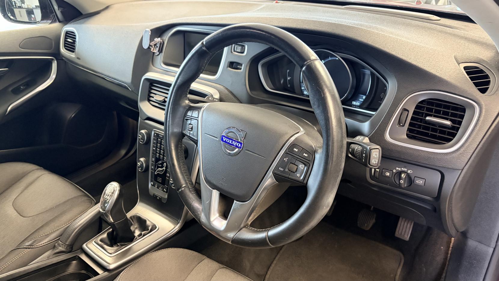 Volvo V40 Cross Country 1.6 D2 SE Nav Hatchback 5dr Diesel Manual Euro 5 (s/s) (115 ps)