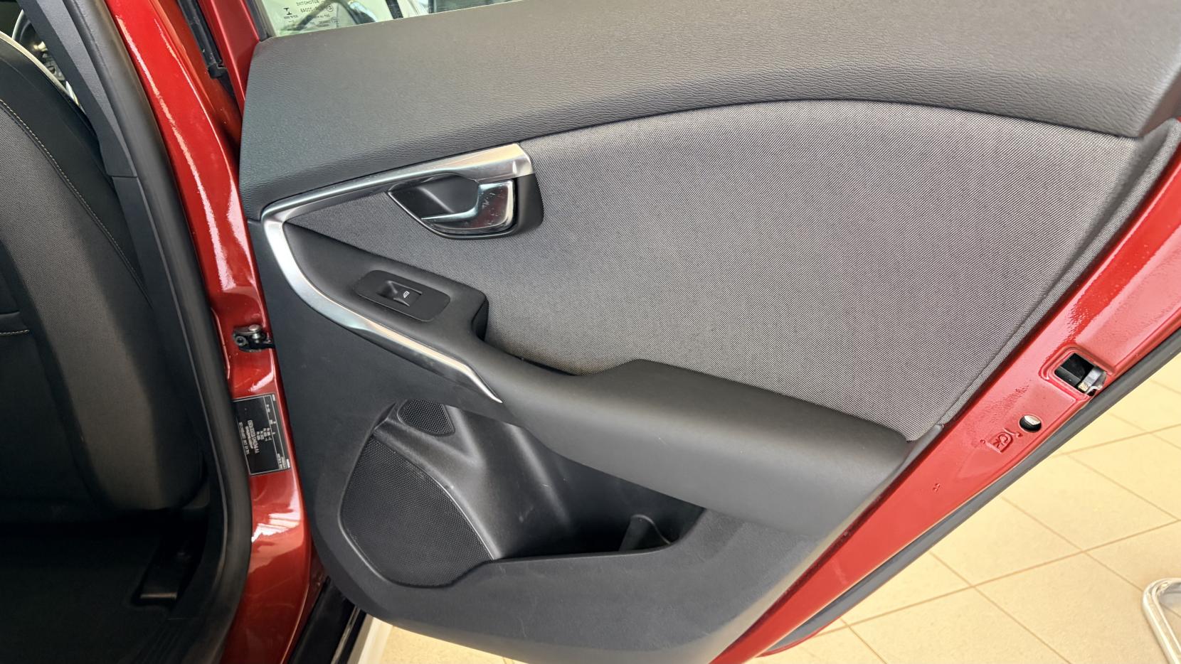 Volvo V40 Cross Country 1.6 D2 SE Nav Hatchback 5dr Diesel Manual Euro 5 (s/s) (115 ps)