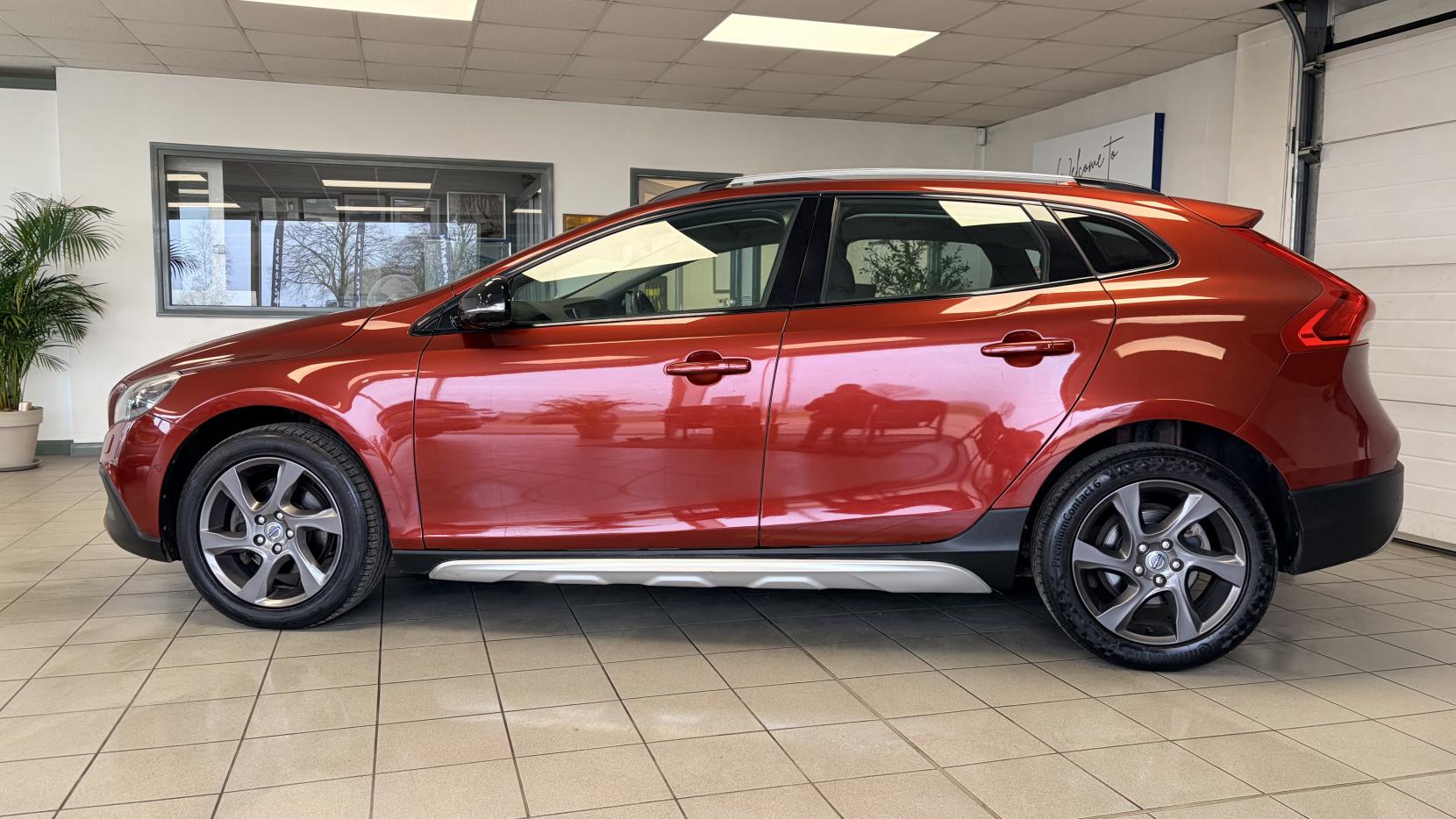 Volvo V40 Cross Country 1.6 D2 SE Nav Hatchback 5dr Diesel Manual Euro 5 (s/s) (115 ps)