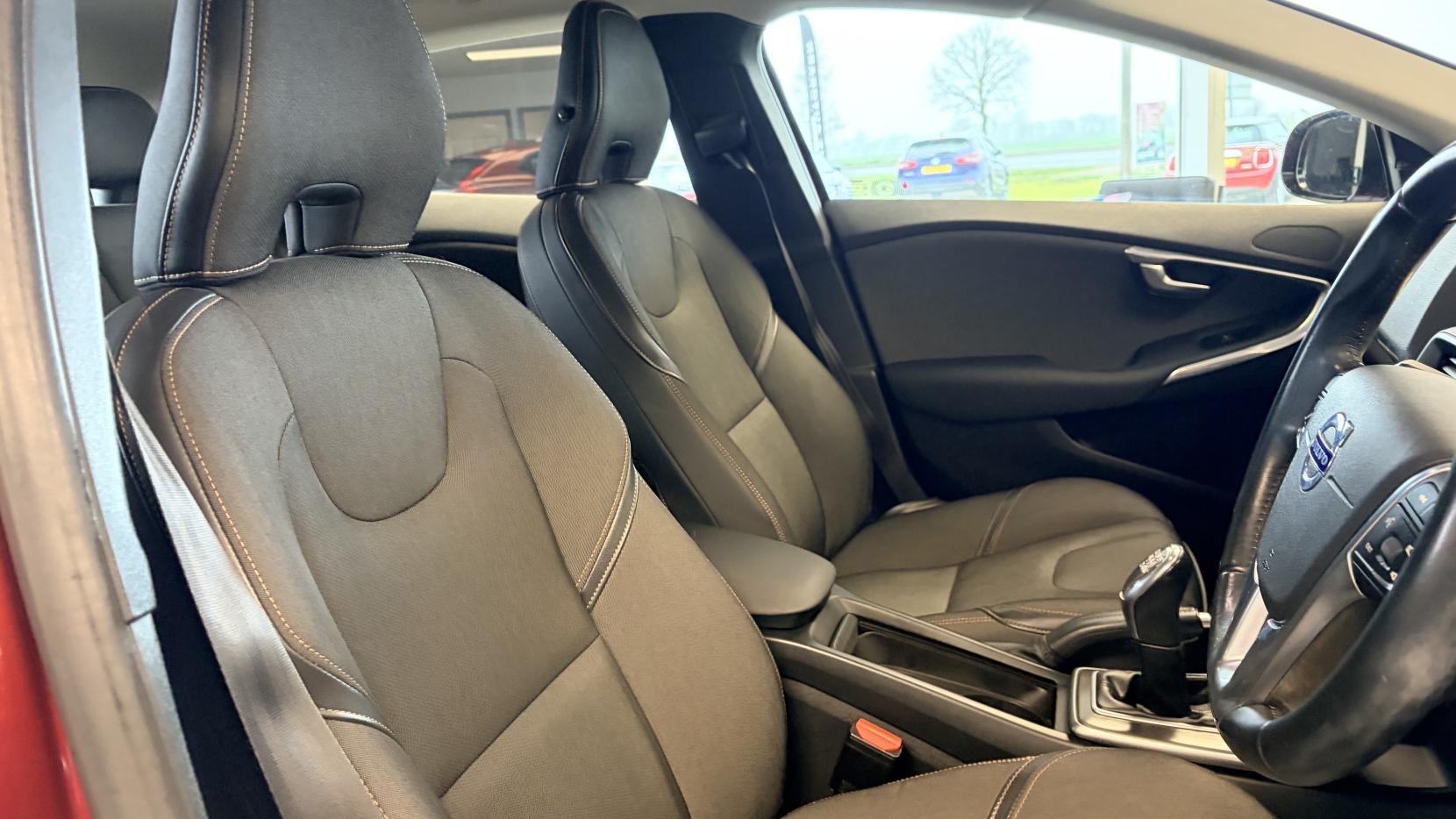 Volvo V40 Cross Country 1.6 D2 SE Nav Hatchback 5dr Diesel Manual Euro 5 (s/s) (115 ps)