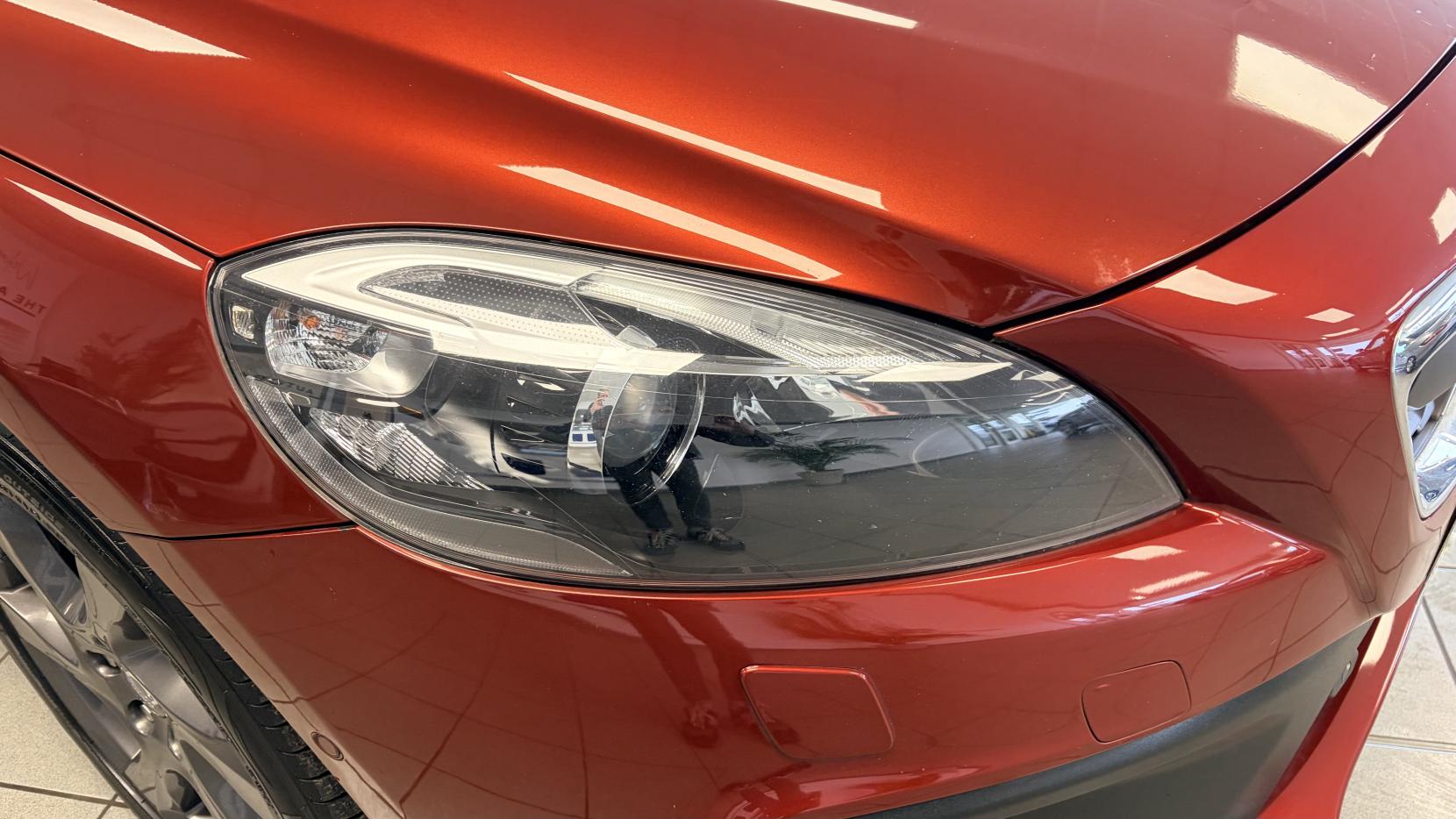 Volvo V40 Cross Country 1.6 D2 SE Nav Hatchback 5dr Diesel Manual Euro 5 (s/s) (115 ps)