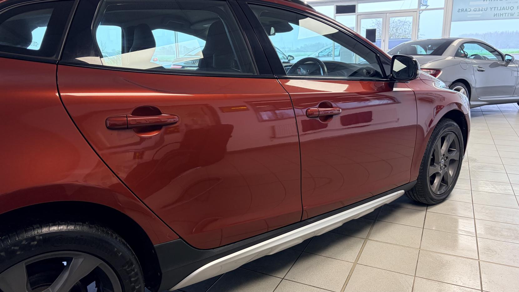 Volvo V40 Cross Country 1.6 D2 SE Nav Hatchback 5dr Diesel Manual Euro 5 (s/s) (115 ps)