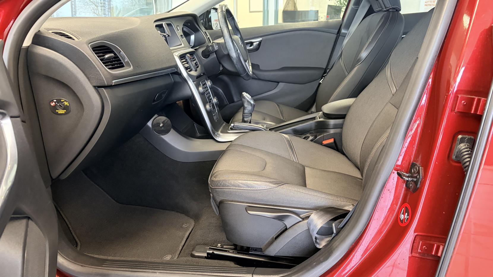 Volvo V40 Cross Country 1.6 D2 SE Nav Hatchback 5dr Diesel Manual Euro 5 (s/s) (115 ps)