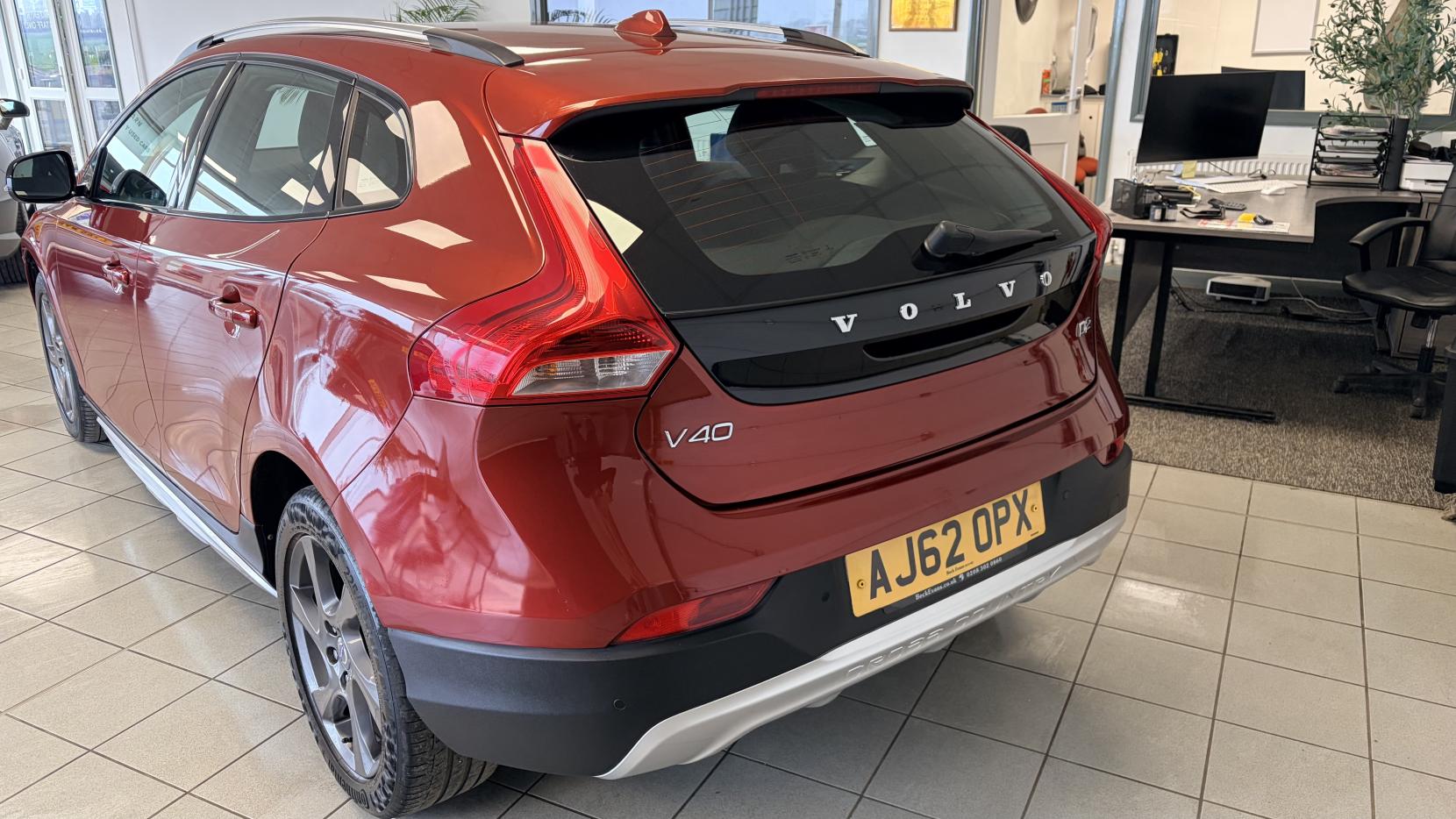 Volvo V40 Cross Country 1.6 D2 SE Nav Hatchback 5dr Diesel Manual Euro 5 (s/s) (115 ps)