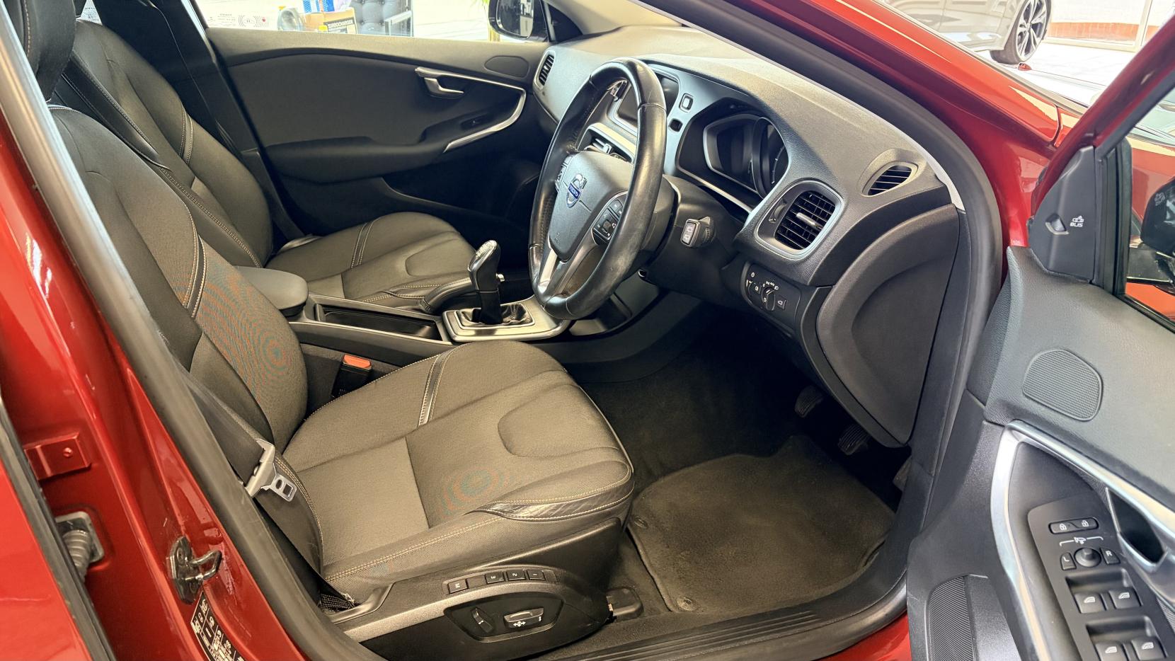 Volvo V40 Cross Country 1.6 D2 SE Nav Hatchback 5dr Diesel Manual Euro 5 (s/s) (115 ps)