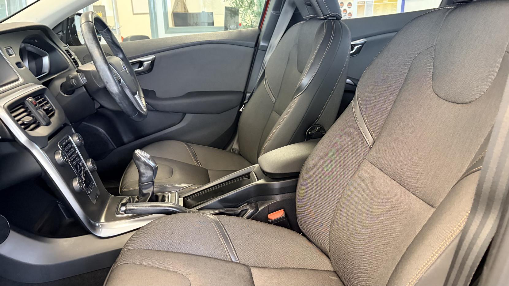 Volvo V40 Cross Country 1.6 D2 SE Nav Hatchback 5dr Diesel Manual Euro 5 (s/s) (115 ps)