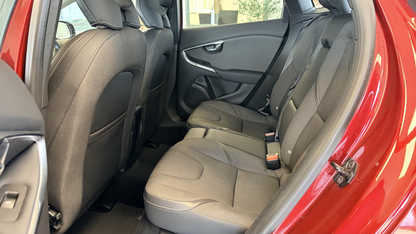 Volvo V40 Cross Country 1.6 D2 SE Nav Hatchback 5dr Diesel Manual Euro 5 (s/s) (115 ps)