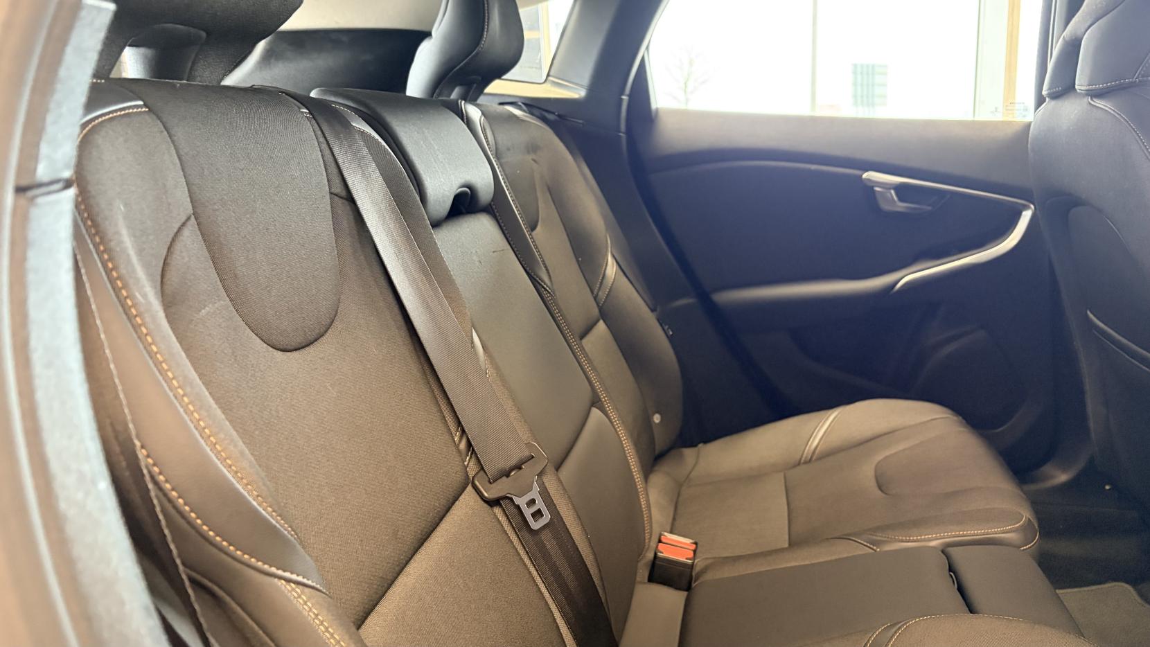 Volvo V40 Cross Country 1.6 D2 SE Nav Hatchback 5dr Diesel Manual Euro 5 (s/s) (115 ps)