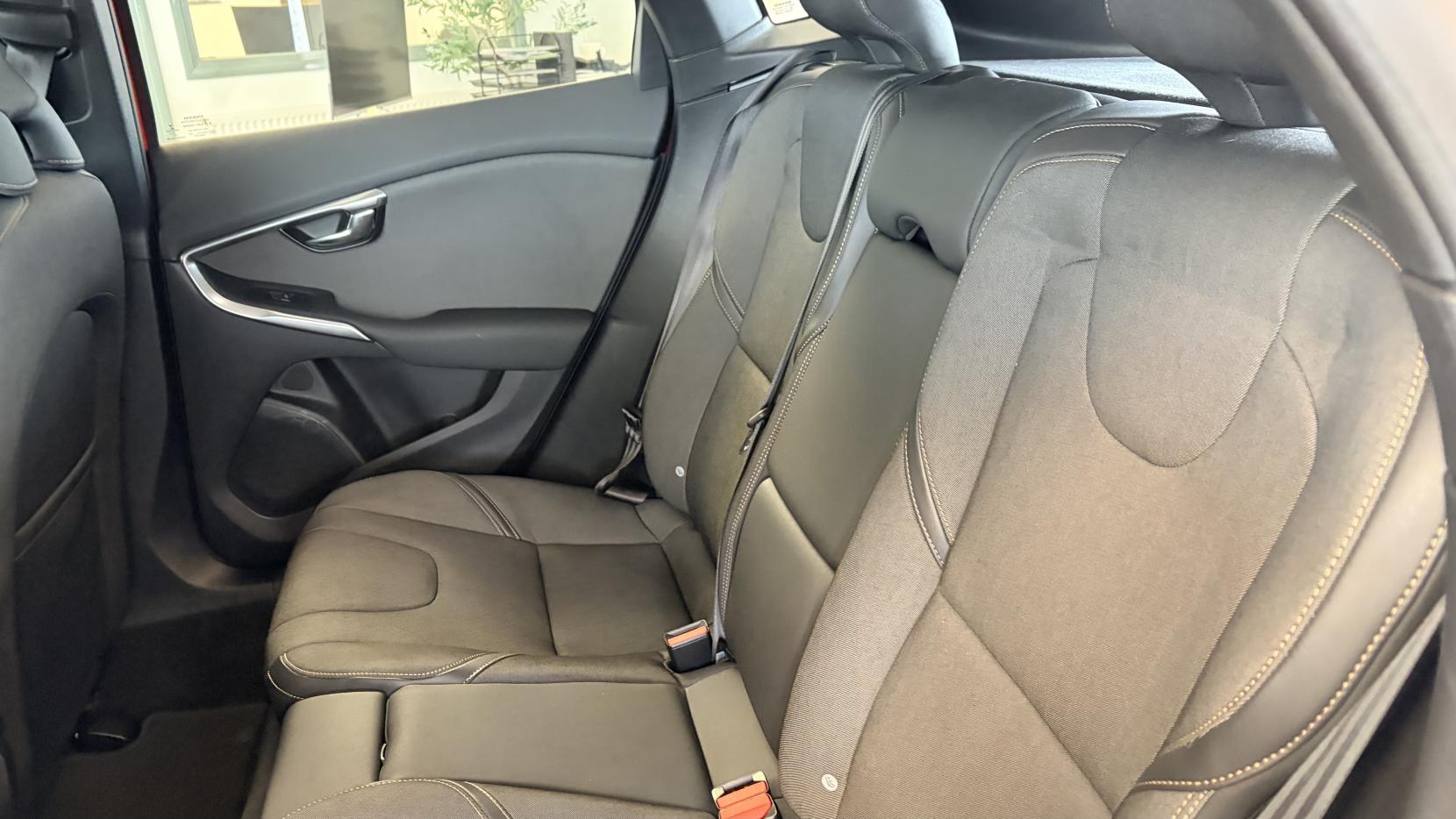 Volvo V40 Cross Country 1.6 D2 SE Nav Hatchback 5dr Diesel Manual Euro 5 (s/s) (115 ps)