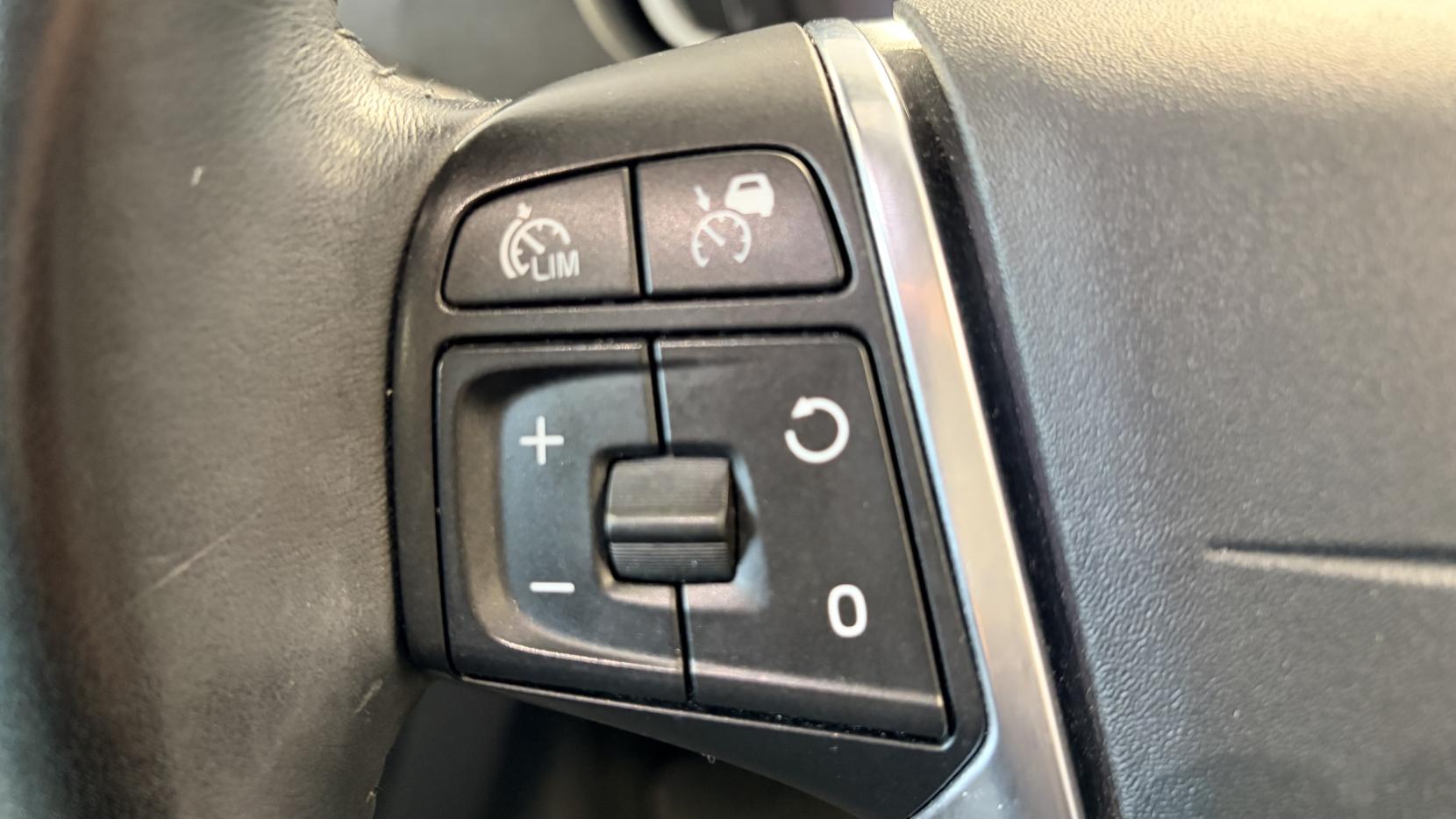 Volvo V40 Cross Country 1.6 D2 SE Nav Hatchback 5dr Diesel Manual Euro 5 (s/s) (115 ps)