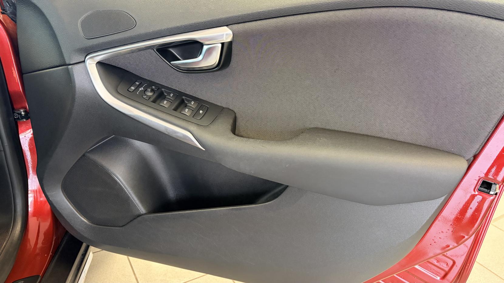 Volvo V40 Cross Country 1.6 D2 SE Nav Hatchback 5dr Diesel Manual Euro 5 (s/s) (115 ps)