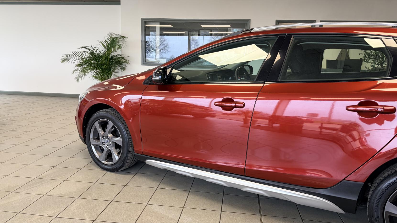 Volvo V40 Cross Country 1.6 D2 SE Nav Hatchback 5dr Diesel Manual Euro 5 (s/s) (115 ps)