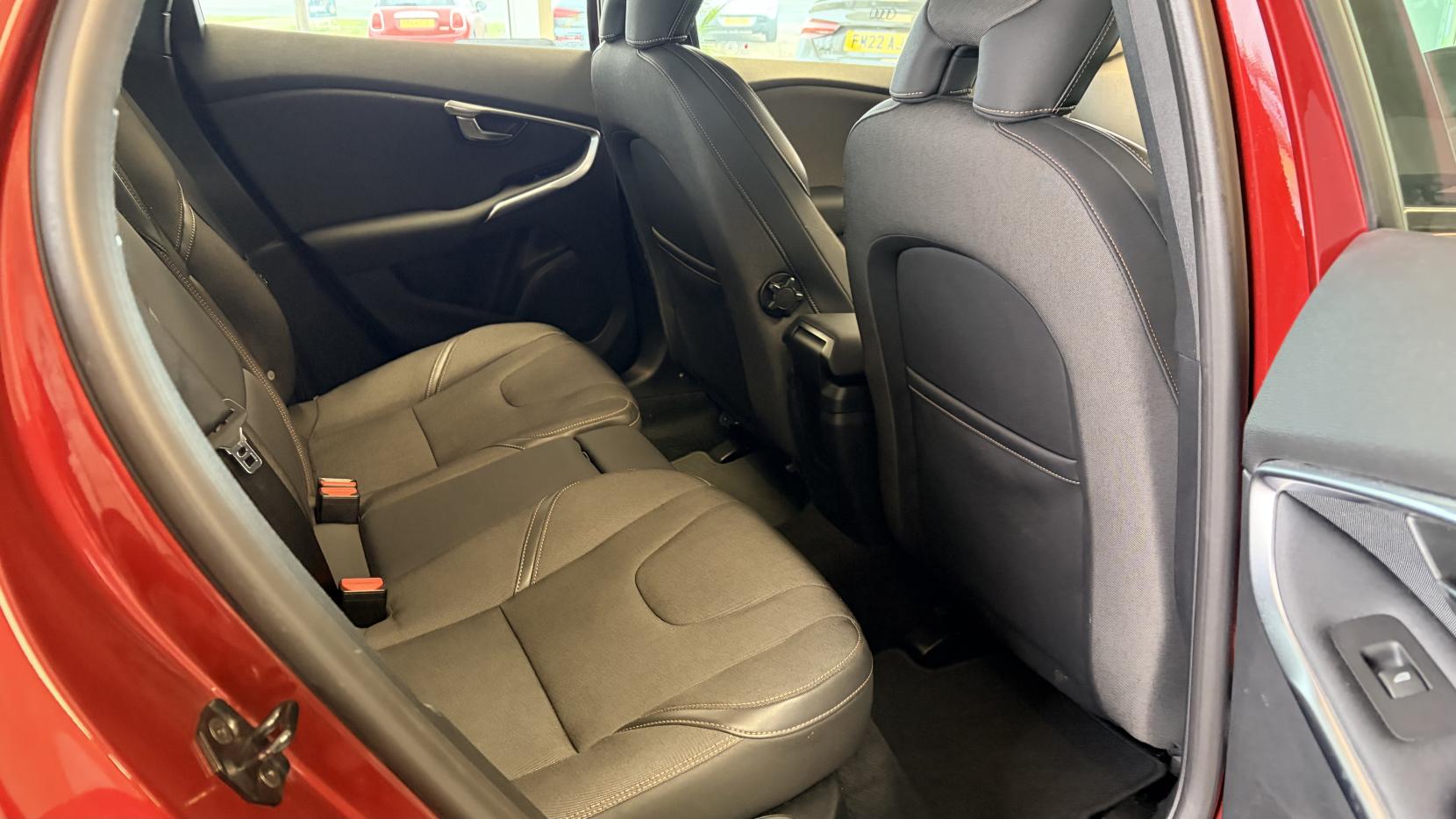 Volvo V40 Cross Country 1.6 D2 SE Nav Hatchback 5dr Diesel Manual Euro 5 (s/s) (115 ps)