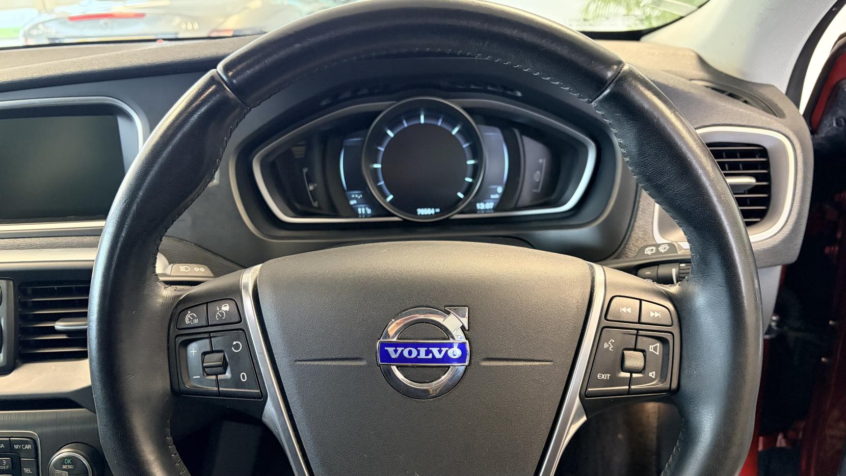 Volvo V40 Cross Country 1.6 D2 SE Nav Hatchback 5dr Diesel Manual Euro 5 (s/s) (115 ps)