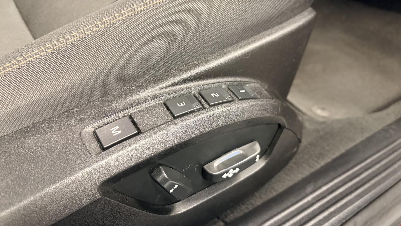 Volvo V40 Cross Country 1.6 D2 SE Nav Hatchback 5dr Diesel Manual Euro 5 (s/s) (115 ps)