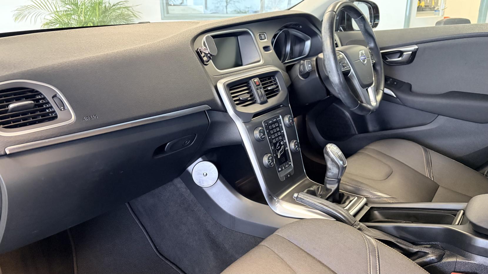 Volvo V40 Cross Country 1.6 D2 SE Nav Hatchback 5dr Diesel Manual Euro 5 (s/s) (115 ps)