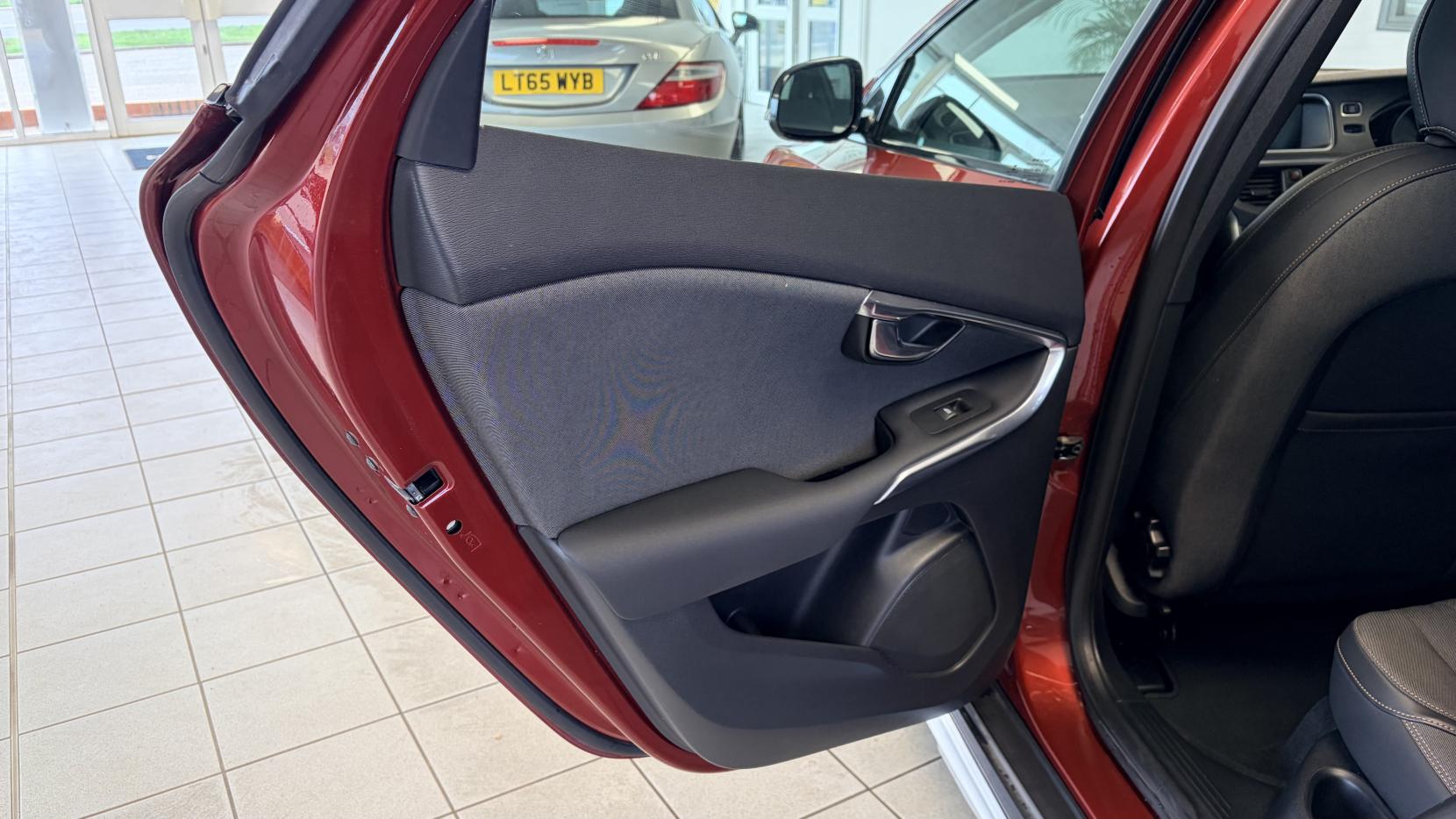 Volvo V40 Cross Country 1.6 D2 SE Nav Hatchback 5dr Diesel Manual Euro 5 (s/s) (115 ps)