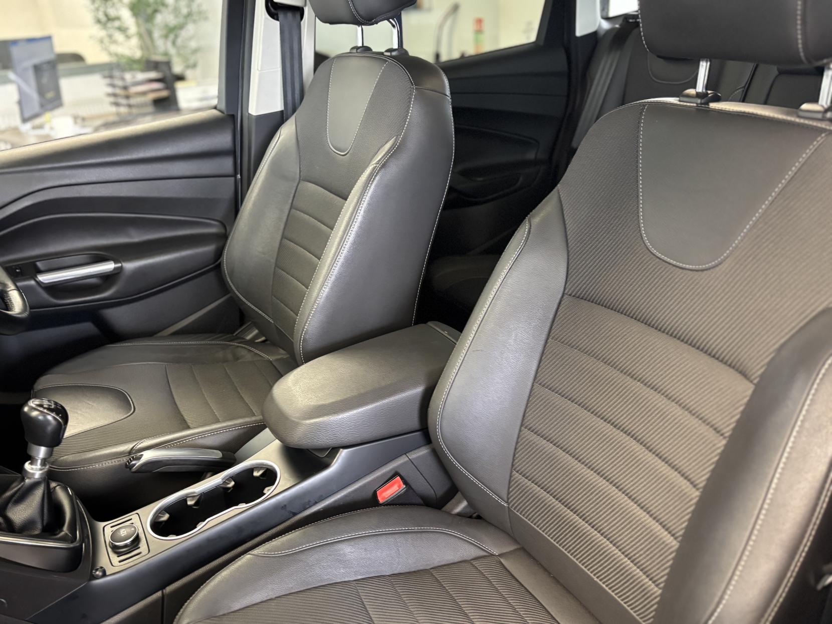 Ford Kuga 2.0 TDCi Titanium SUV 5dr Diesel Manual 2WD Euro 5 (140 ps)
