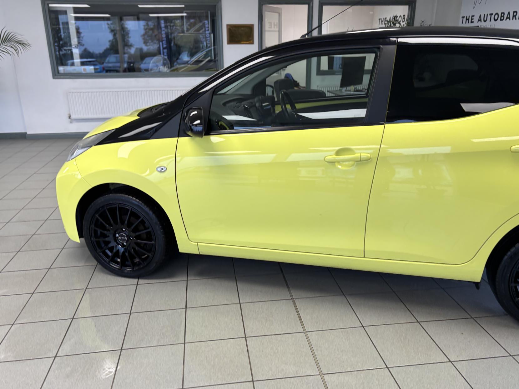 Toyota AYGO 1.0 VVT-i x-cite 3 Yellow Bi-Tone Hatchback 5dr Petrol Manual Euro 6 (68 ps)