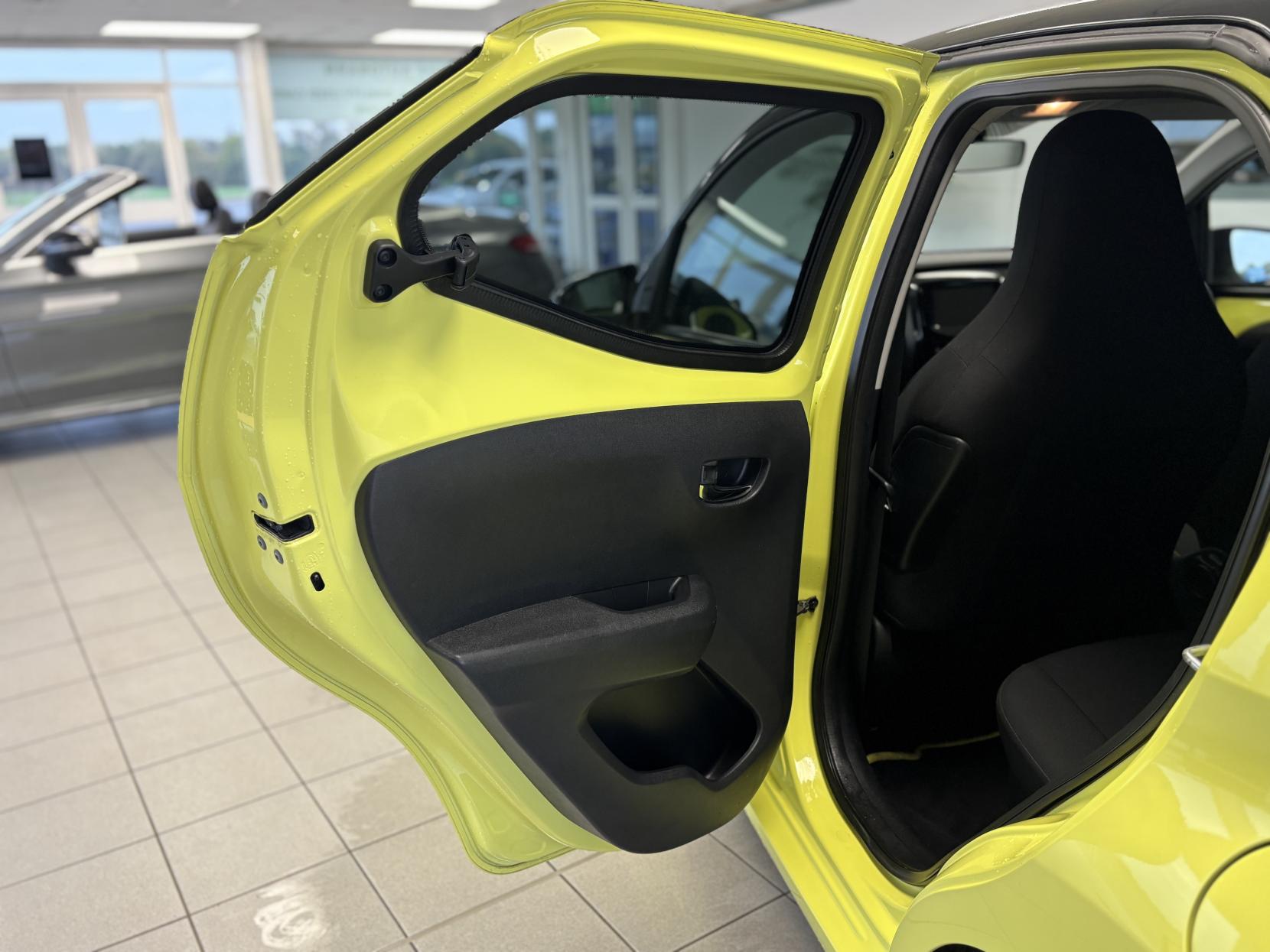 Toyota AYGO 1.0 VVT-i x-cite 3 Yellow Bi-Tone Hatchback 5dr Petrol Manual Euro 6 (68 ps)