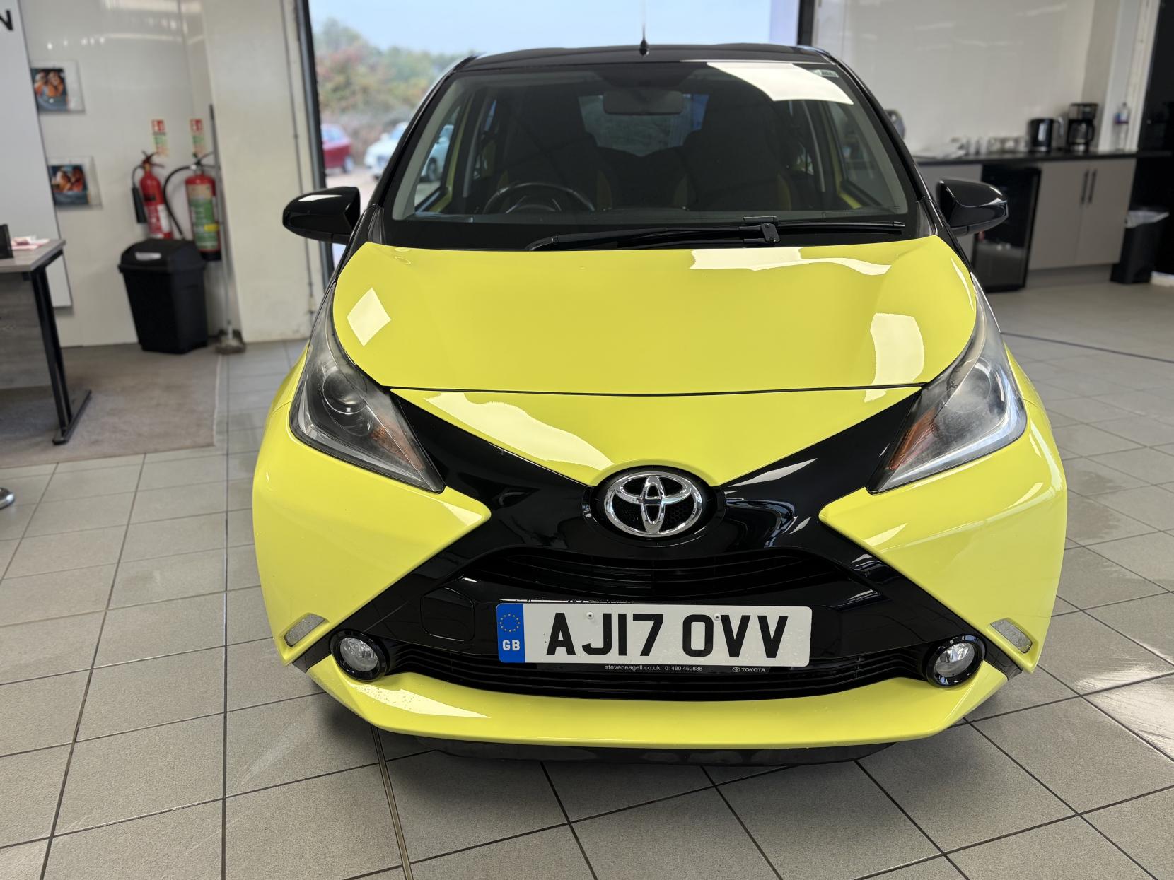 Toyota AYGO 1.0 VVT-i x-cite 3 Yellow Bi-Tone Hatchback 5dr Petrol Manual Euro 6 (68 ps)